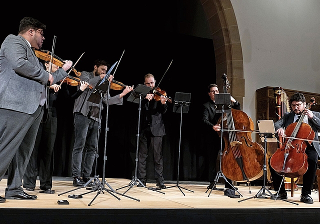 Überzeugende Interpretation: Die CHAARTS Chamber Artists spielen Mozart «Eine kleine Nachtmusik» unter der Leitung von David Castro-Balbi (links).Fotos: T. Brunnschweiler