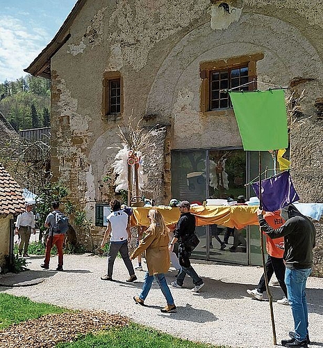 Nach der Prozession traf man sich im Innenhof vom Kloster.