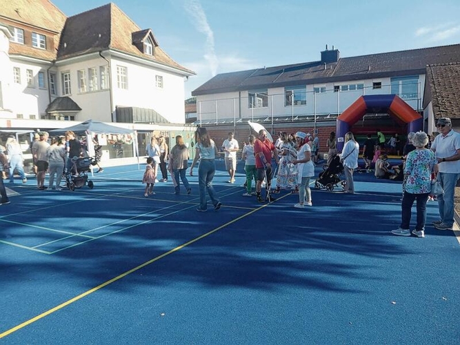 Treiben im Hof des Zentrums Leiern.