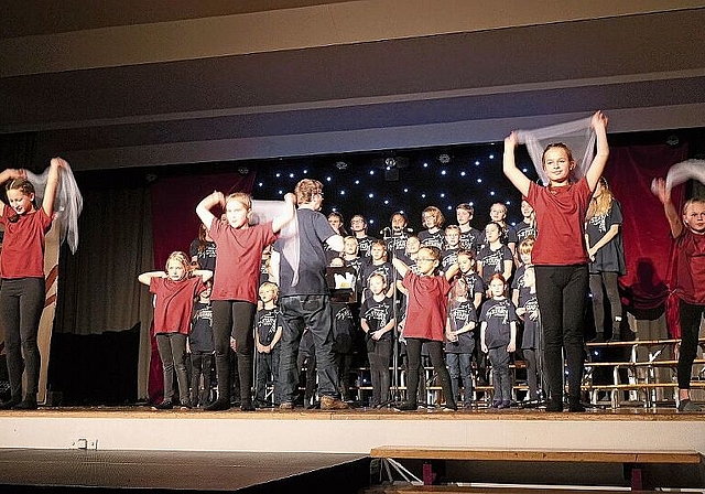 Mit tänzerischen Choreografien untermalten die Kinder die Liedertexte.
