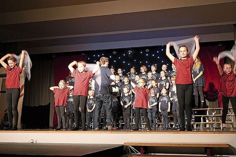 Mit tänzerischen Choreografien untermalten die Kinder die Liedertexte.
