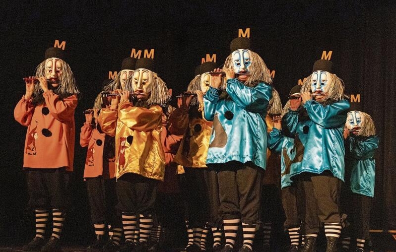 Finale mit dem Stamm der Tambouren -und Pfeiferclique Bubendorf im Migros-Kostüm. Fotos: M. Herrmann