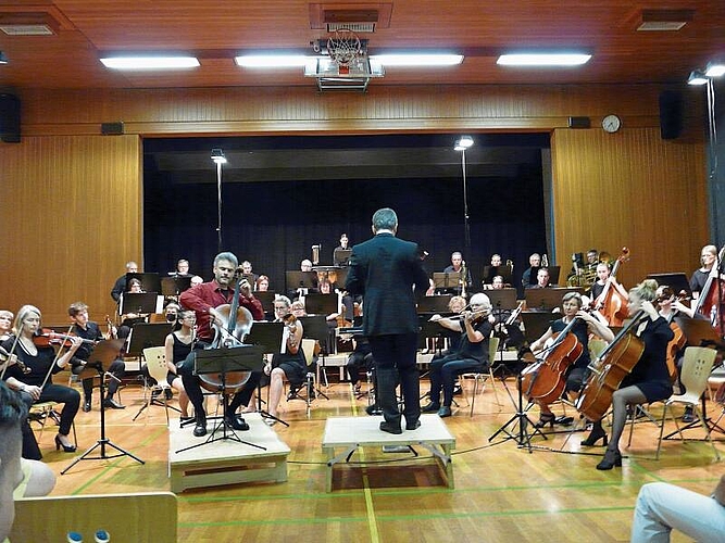 Das Orchester Liestal mit ihrem Dirigenten Roberto Fabbroni (r.) und dem Cellisten Andreas Müller.Fotos: A. Jegge