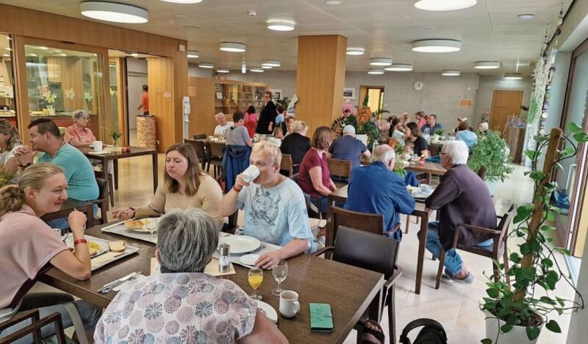 Gemütliche Atmosphäre im Gritt-Restaurant. Die beiden ehemaligen Lehrlingsfrauen vom Gritt (l.) in Begleitung von Adrian Uetschi aus Spiez, der sichtlich den feinen Kaffee geniesst. Fotos: U. Roth