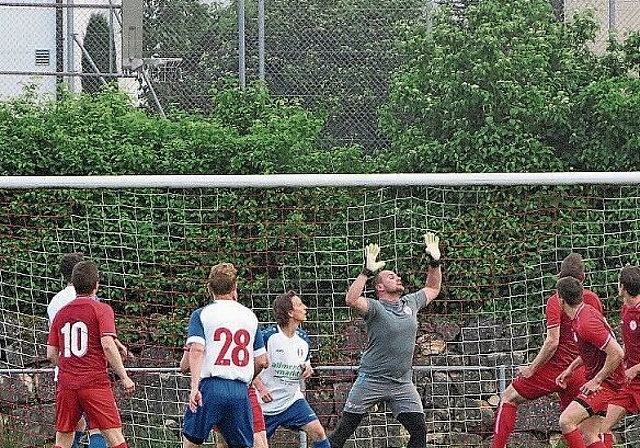 SV Sissach-Torhüter Ilir Misini stand oft im Mittelpunkt des Geschehens.