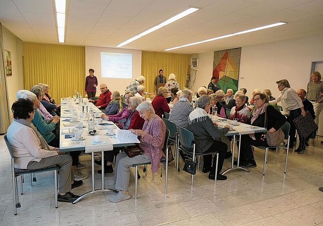 Rund 40 Gäste freuten sich am Altersnachmittag am Vortrag mit Singen und Gesprächen. Fotos: u. Handschin
