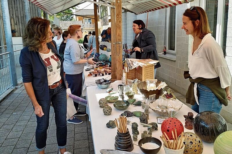 Bei den Marktständen präsentierte sich ein grosses Warenangebot. Fotos S. van Riemsdijk