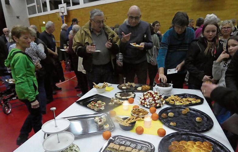 Die Besucher/-innen genossen den feinen Apéro.