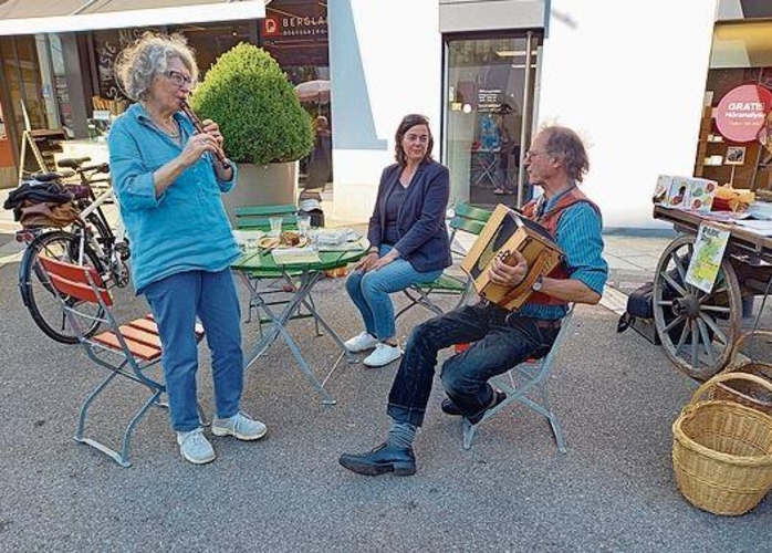 All das war am Parking Day in der Begegnungszone möglich: plaudern, Kuchen essen und sogar musizieren.