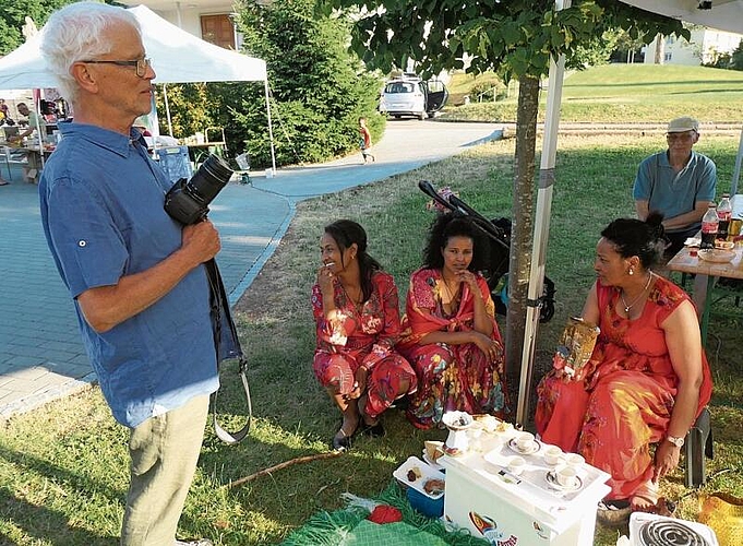 Da die Kaffeemaschine ihren Geist aufgab, war Hans Rebmann als Mitorganisator froh, dass die eritreischen Frauen ihren speziellen Kaffee auf dem kleinen Öfchen brauen konnten.Fotos: U. Handschin