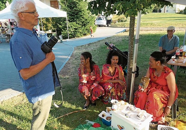 Da die Kaffeemaschine ihren Geist aufgab, war Hans Rebmann als Mitorganisator froh, dass die eritreischen Frauen ihren speziellen Kaffee auf dem kleinen Öfchen brauen konnten.Fotos: U. Handschin