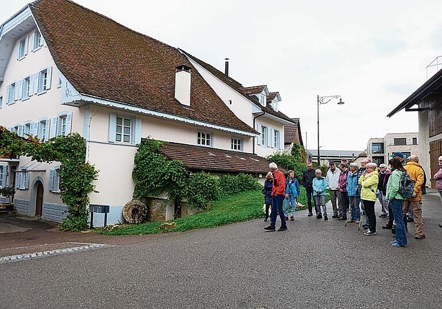 Bei der Oberen MÃ¼hle endete der interessante Rundgang Â«Dem Etter nachÂ», der von Hanspeter Kottmann im Namen des Verkehrs- und VerschÃ¶nerungsverein sehr fundiert durchgefÃ¼hrt wurde. Foto: U. Handschin