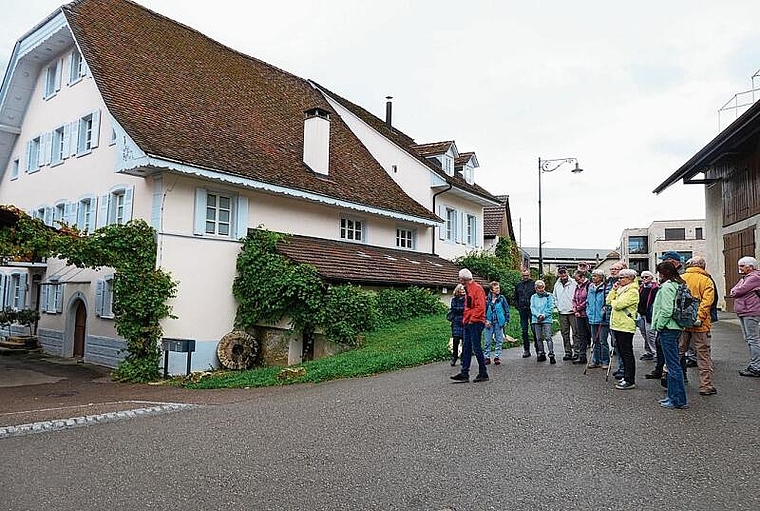 Bei der Oberen MÃ¼hle endete der interessante Rundgang Â«Dem Etter nachÂ», der von Hanspeter Kottmann im Namen des Verkehrs- und VerschÃ¶nerungsverein sehr fundiert durchgefÃ¼hrt wurde. Foto: U. Handschin