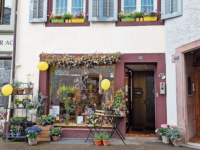 Gelbe Ballone sind das Zeichen für ein KMU-Geschäft, das an den Aktivitäten teilnahm, und herrlichen Blumenschmuck.