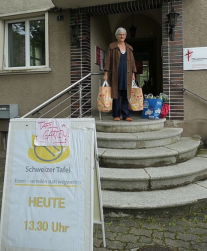 Martha Michel ist schwer beladen mit Lebensmitteln für ihre Mitbewohner der Christlichen Wohngemeinschaft Böckten.
