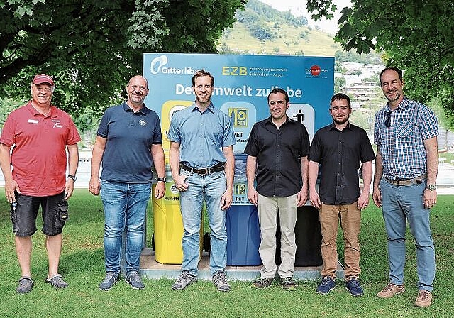 Gruppenfoto vor einer Entsorgungsstation: Badmeister Robert Arthofer; Marc Briand, Geschäftsführer sammelsack.ch; Tobias Zurfluh, stv. Geschäftsführer EZB; Fabian Thommen und Roman Thommen, Thommen HSM; Christian Stäubli, Geschäftsführer Sport