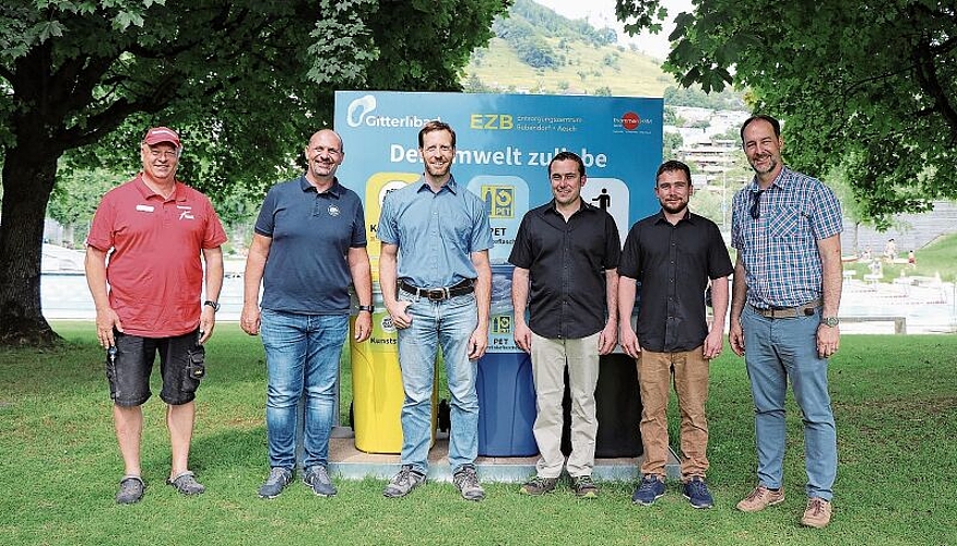 Gruppenfoto vor einer Entsorgungsstation: Badmeister Robert Arthofer; Marc Briand, Geschäftsführer sammelsack.ch; Tobias Zurfluh, stv. Geschäftsführer EZB; Fabian Thommen und Roman Thommen, Thommen HSM; Christian Stäubli, Geschäftsführer Sport- und Volksbad Gitterli AG (v.l.).Fotos: M. Schaffner