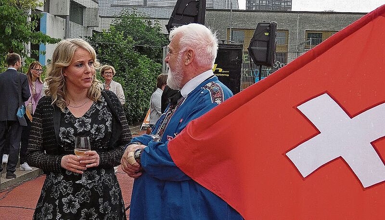 Regula Steinemann ist volksnah, hier im Gespräch mit Fahnenschwinger Werner Müller. Foto: U. Fluri