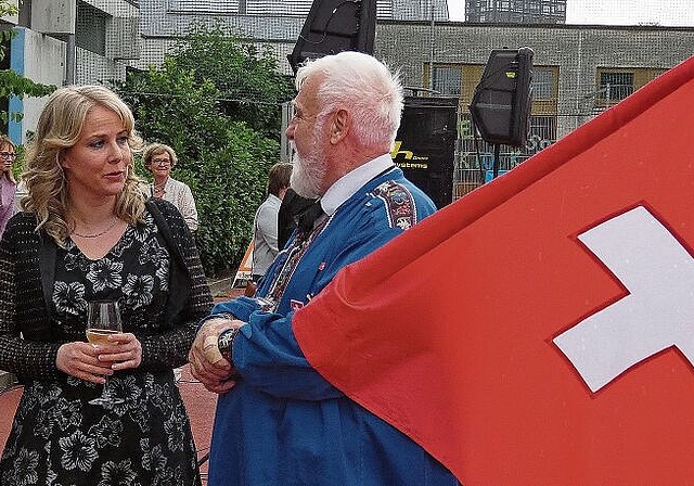 Regula Steinemann ist volksnah, hier im Gespräch mit Fahnenschwinger Werner Müller. Foto: U. Fluri