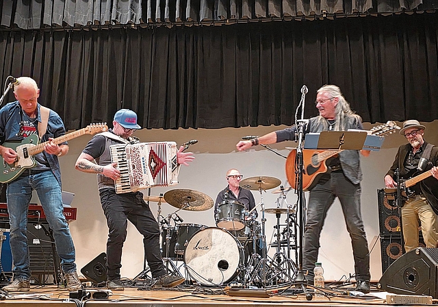 John & John Xpanded spielten mit vollem Körpereinsatz und begeisterten das Publikum mit ihrem «Weisch no?» Programm, Hämpu Dubach, Cello Hertner, Ruedi Maurer, Plüme Imhof und David Jegge. Foto: U. Roth