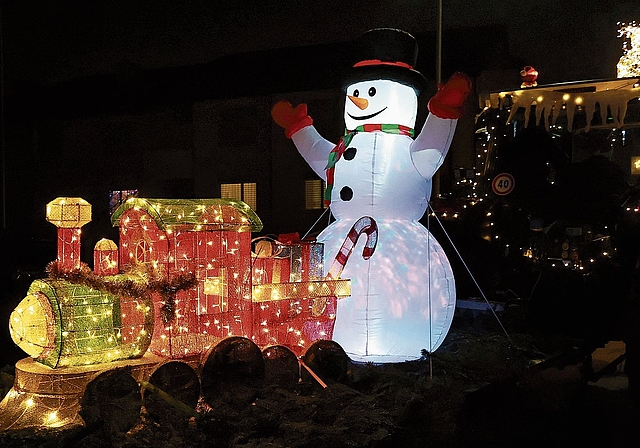 Schneemann mit Eisenbahn.
