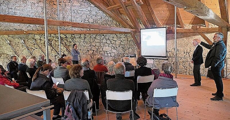 Im Pächterhaus des Schlosses Brunegg wurde der Gönnerverein empfangen vom Schlossherrn Thomas von Salis (stehend Mitte), hörte einen Vortrag von Magnus Wieland (stehend l.) und begrüsst von Gerhard Ehrsam (stehend r.), Präsident Gönnerverein.