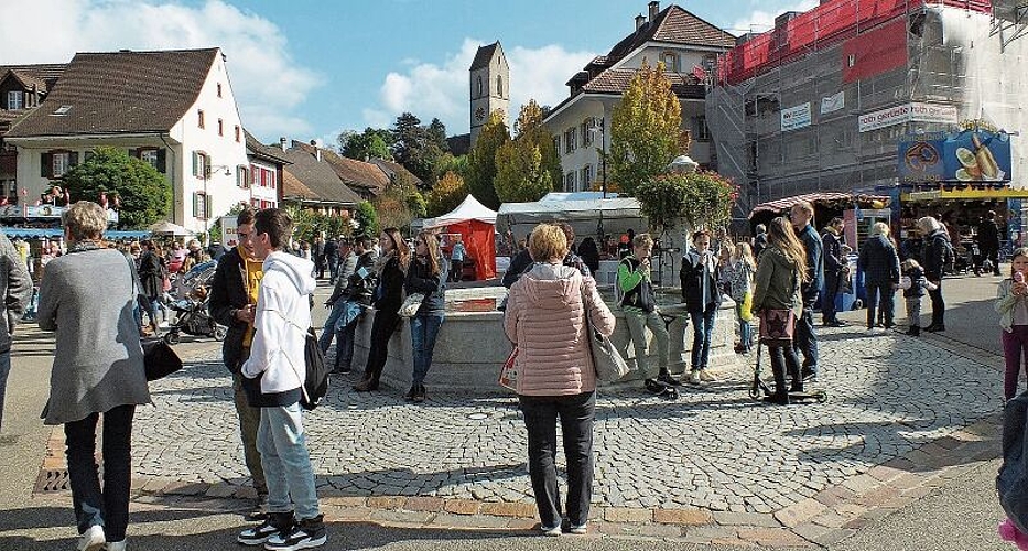 Immer ein beliebter Treffpunkt am Markt, der schöne Dorfbrunnen mit dem Kirchturm im Hintergrund.
