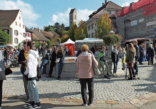 Immer ein beliebter Treffpunkt am Markt, der schöne Dorfbrunnen mit dem Kirchturm im Hintergrund.
