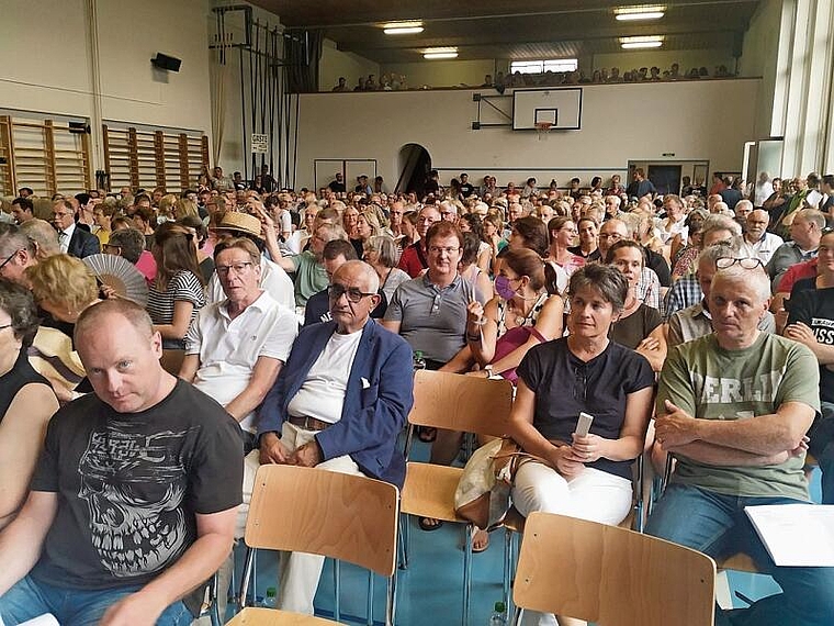 Die Turnhalle war mit 443 Stimmberechtigten sehr gut besetzt.Foto: s. van riemsdijk