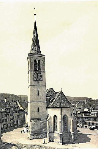 Ein einmaliger Blick auf die Kirche sowie den vorderen und hinteren Kirchplatz im Sommer 1969, als die Häuserzeile an der Rosengasse abgebrochen war.
