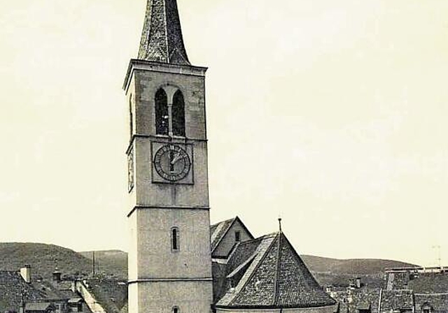 Ein einmaliger Blick auf die Kirche sowie den vorderen und hinteren Kirchplatz im Sommer 1969, als die Häuserzeile an der Rosengasse abgebrochen war.
