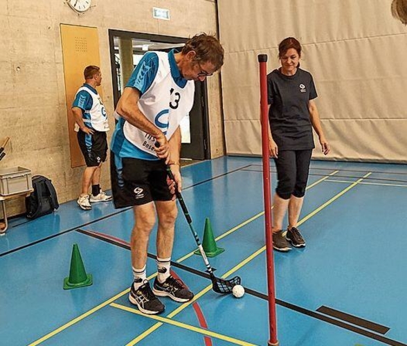 Beim Unihockey-Slalom mussten die Pfosten mit Geschick umkurvt werden.