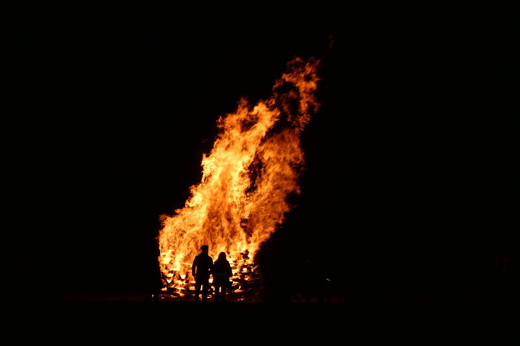 Das Höhenfeuer lodert.
