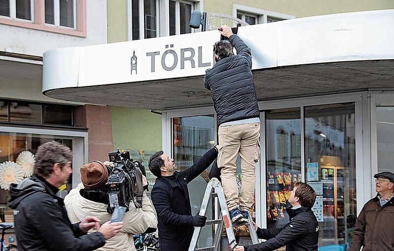 Stadtrat Daniel Muri enthüllt die Haltestellen-Beschriftung «Törli», assistiert von Stadtpräsident Daniel Spinnler (l.) und Autobus-Geschäftsführer Roman Stingelin (r.).