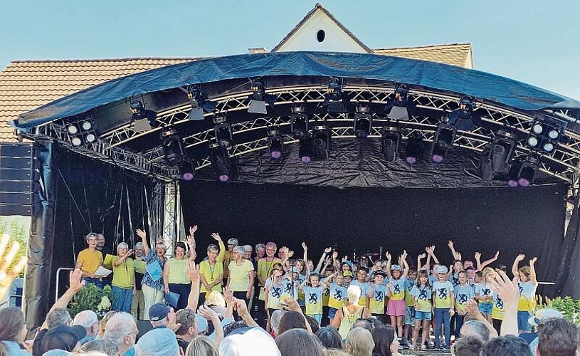 Der neu gegründere Chor «LupSinger» mit Schulkindern grüsst das Publikum. Fotos: U. Roth