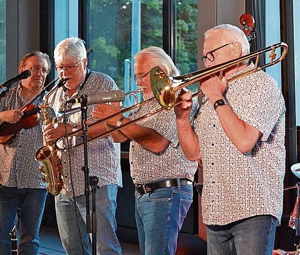 Die Dixieland-Band Stepping Stompers präsentierte ein wirbelndes Konzert mit starken Rhythmen und tollen Sounds.