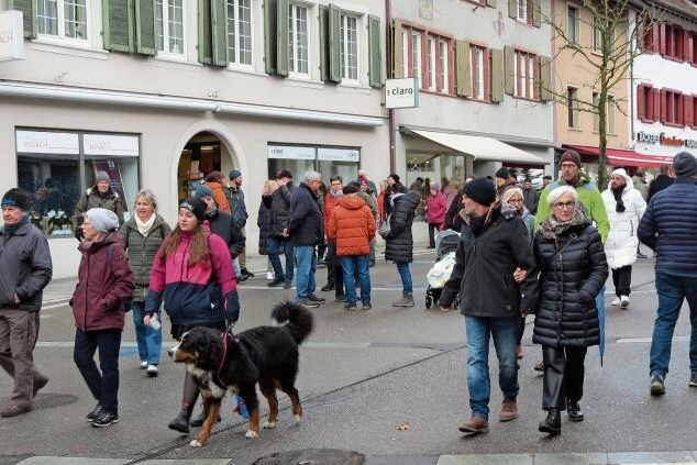 Als das Wetter besser wurde, strömten die Menschen in die Begegnungszone. Fotos: S. van Riemsdijk