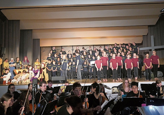 Am Anfang der Geschichte war die Geburt im Stall mit Engeln, Hirten, Königen und der Chor, die Tänzer/-innen und das Jugendsymphonieorchester Baselland feiern mit.