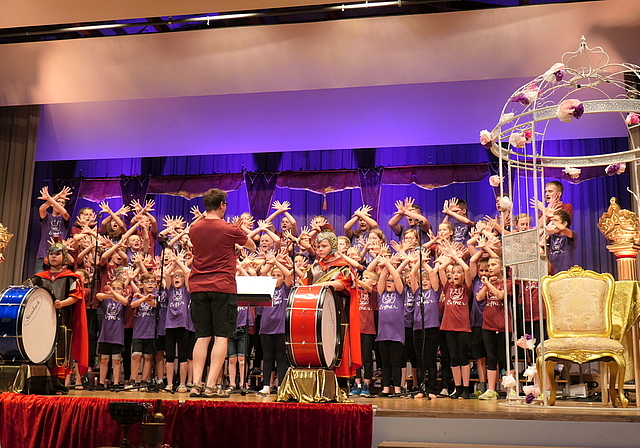 Königin Waschtis Verweigerung, am Fest zu erscheinen wird vom Kinderchor mit eindrucksvoller Gestik unterstrichen. Foto: U. Handschin