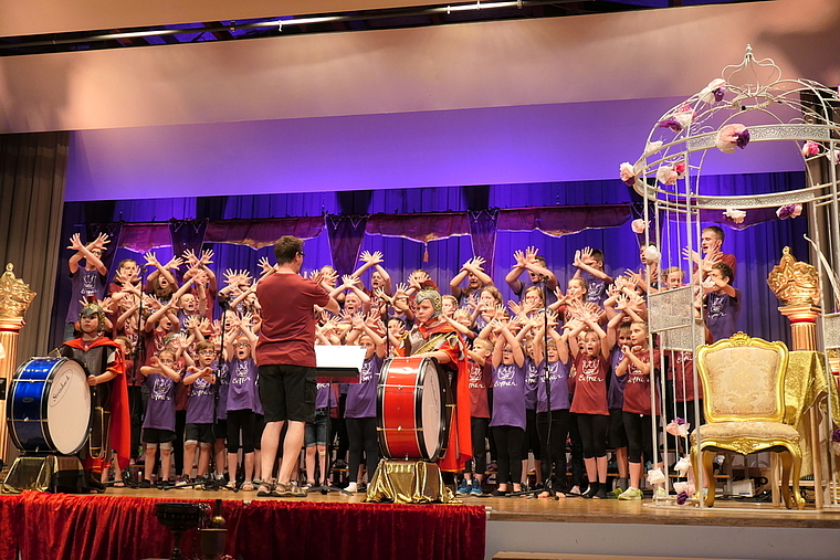 Königin Waschtis Verweigerung, am Fest zu erscheinen wird vom Kinderchor mit eindrucksvoller Gestik unterstrichen. Foto: U. Handschin