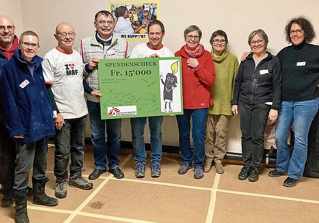 Der Initiant und Organisator Kari Meiller (3.v.l.) freut sich mit einigen seiner Helfer/-innen über den bisher höchsten Betrag, der dieses Jahr «Médecins sans Frontières» gespendet werden kann. Foto: zVg