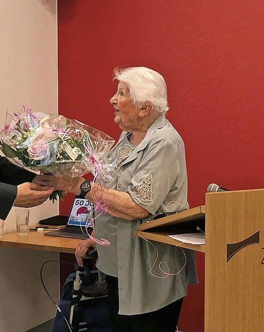 Bewohnerin Elfried Mathis erhielt als Dank für ihr berührendes und treffsicheres Gedicht einen bunten Blumenstrauss.