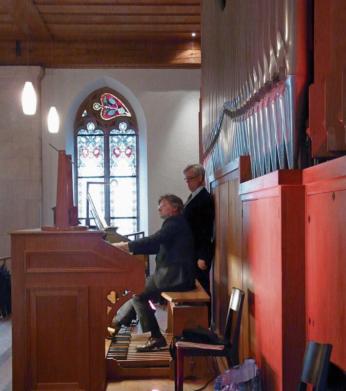 Hubert Haye spielt an der grossen Orgel Werke von César Franck 
         
         
            und Charles-Marie Widor. Fotos: A. Jegge