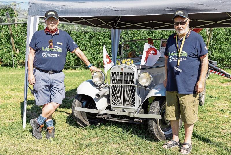 Martin Utz (l.) der Organisator mit Gerd Moser und seinem Autotraktor von 1936.