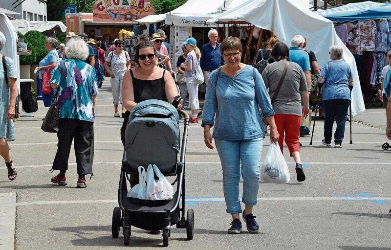 Der Marktbesuch ist und bleibt für Gross und Klein eine Freude. Fotos: S. van Riemsdijk