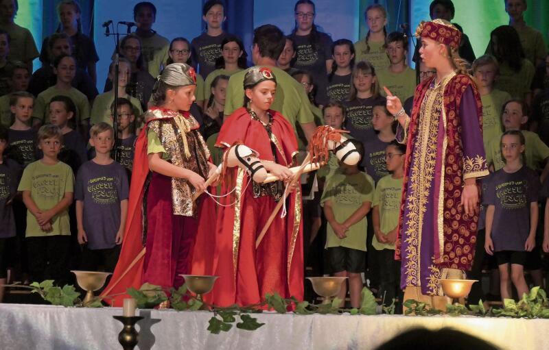 Der König schickt seine Boten aus, um die eingeladenen Gäste an das grosse Fest zu erinnern.