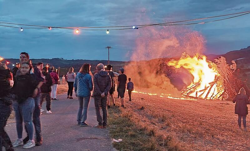 Der Wind blies kräftig ins 1.-August-Feuer. Fotos: U. Roth