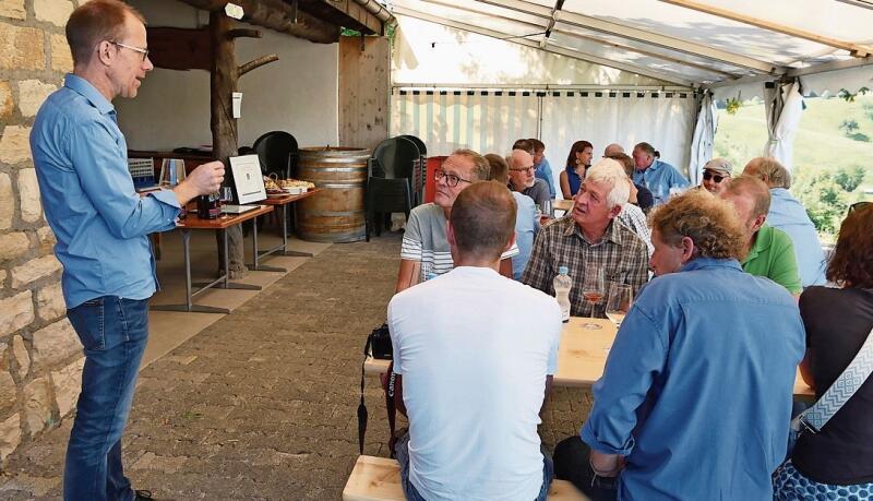 Kellermeister Thomas Engel informiert über die Syydebändel-Weine.