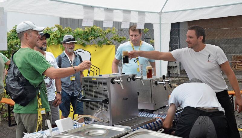 Bei der Brauerei Schlugg in Lausen schon mal am frühen Morgen das erste Bier kosten. Fotos: S. van Riemsdijk