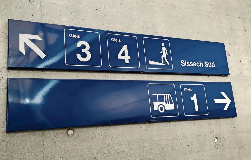 In der Unterführung vom Bahnhof Sissach wird schon mal die Richtung nach «Sissach Süd» vorgegeben.